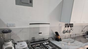 Kühlschrank, Ofen, Wasserkocher mit Kaffee-/Teezubehör, Toaster