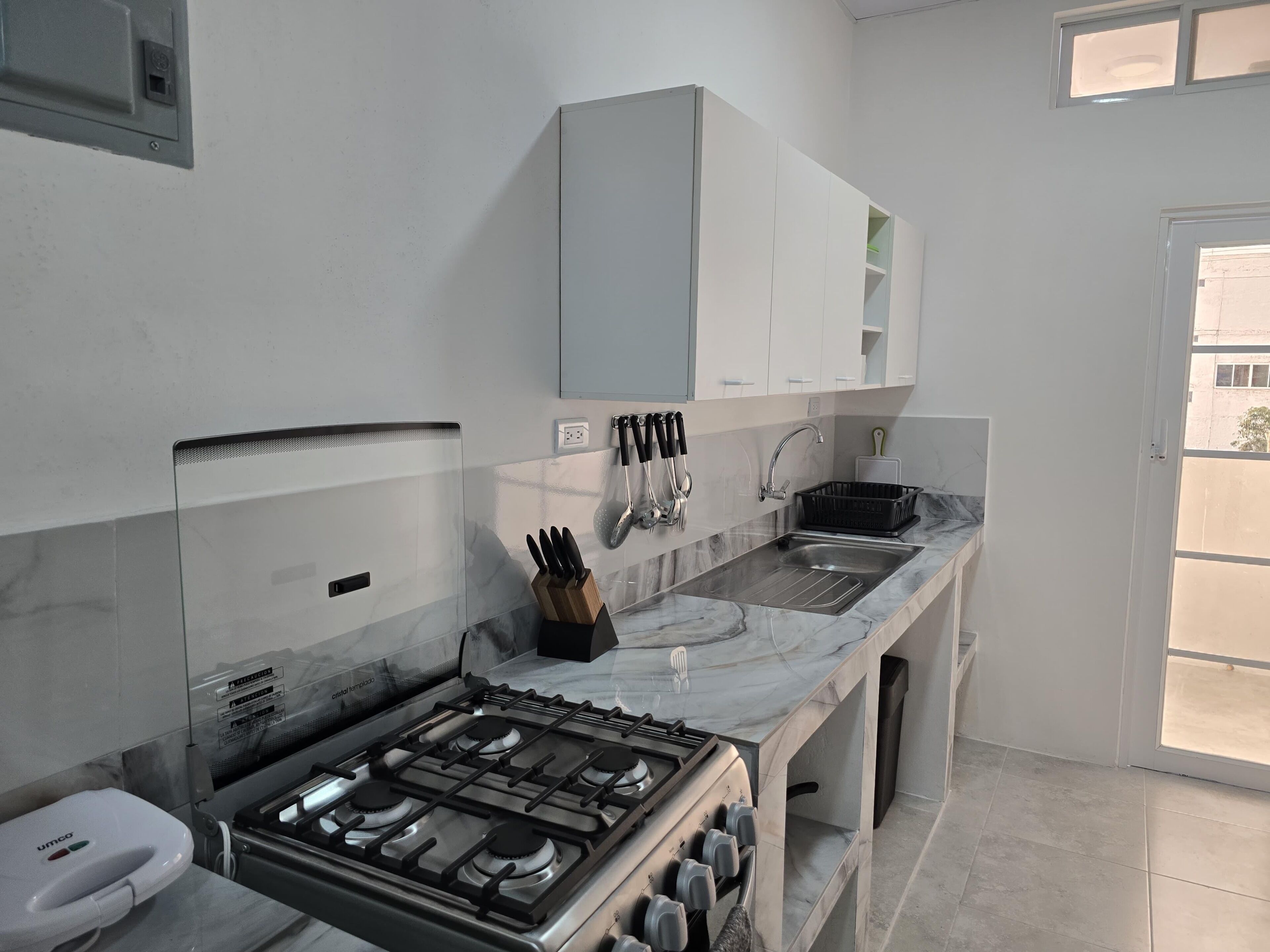 Refrigerador, horno, cafetera y tetera y tostadora 