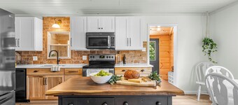 Charming 3BR Cottage + Sleeps 8 + 1.5 Mi to MDT