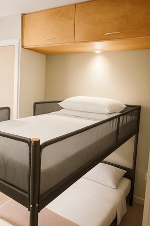 WiFi, bed sheets - Downtown Vancouver -  walking distance to CRUISE Terminal and BC Place (Vancouver)