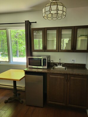 Fridge, microwave, oven, stovetop - Quiet lakefront pet friendly cottage on motor-free Peter Lake (Coe Hill)
