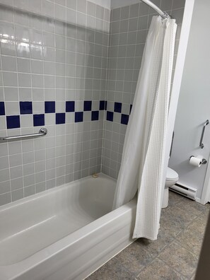 Een douche, een haardroger, zeep, toiletpapier