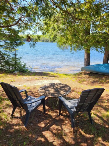 Quiet lakefront pet friendly cottage on motor-free Peter Lake