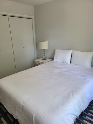 3 bedrooms, desk, free WiFi - Quiet lakefront pet friendly cottage on motor-free Peter Lake (Coe Hill)