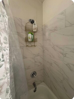 ヘアドライヤー、タオル、石鹸、トイレットペーパー