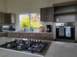 Private kitchen - Casa Nubes, beautiful view, ideal for families or groups, 6 bedrooms, pool. (Oaxaca de Juárez)