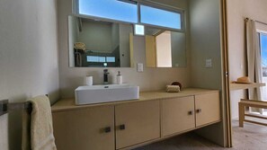 Shower, hair dryer, towels, soap - Casa Nubes, beautiful view, ideal for families or groups, 6 bedrooms, pool. (Oaxaca de Juárez)