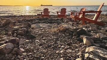 Chaises longues, serviettes de plage