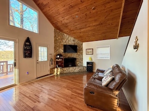 TV, table football, books - Family Lake Escape | Dock | Fire | Sunset Views (Salisbury)