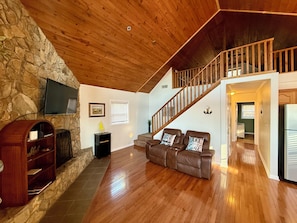 TV, table football, books - Family Lake Escape | Dock | Fire | Sunset Views (Salisbury)