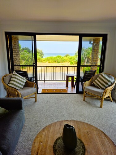 Beachfront holiday home with ocean views, Perfect for a relaxing holiday,