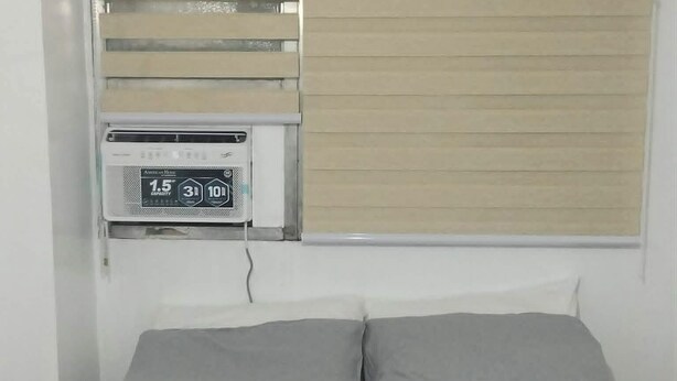 2 bedrooms, WiFi, bed sheets - 2-BR w/ Full Kitchen & AC near Farmer’s Market, Araneta Coliseum & Greenhills (Quezon City)