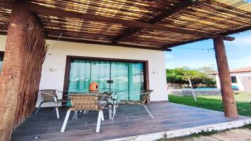 Comfort-Chalet, Balkon, Gartenblick | Speisen im Freien