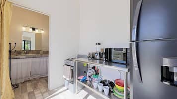 Kjøleskap, mikrobølgeovn, kokeplater og kaffetrakter/tekoker