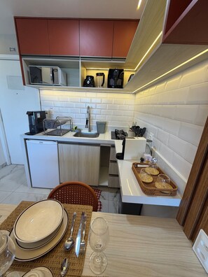 Studio Deluxe, vue plage | Cuisine privée | Micro-ondes, plaque de cuisson