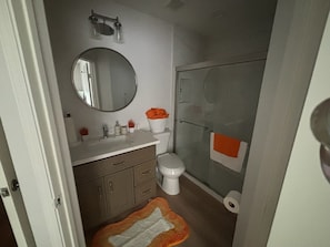 Dusche, Handtücher, Toilettenpapier
