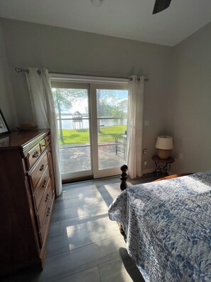2 bedrooms, iron/ironing board, WiFi, bed sheets - Waterfront cottage with beach, boat launch and dock and west exposure sunsets (Marmora)
