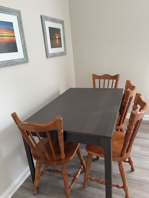 Dining - Waterfront cottage with beach, boat launch and dock and west exposure sunsets (Marmora)