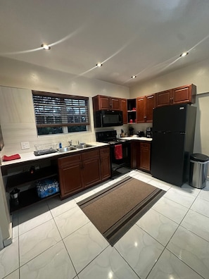 Coffee/tea maker, fridge, microwave, oven - Cozy 1bedroom apt in gorgeous Chalk Sound, w/ water views/access in the backyard (Providenciales)
