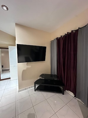 Interior - Cozy 1bedroom apt in gorgeous Chalk Sound, w/ water views/access in the backyard (Providenciales)