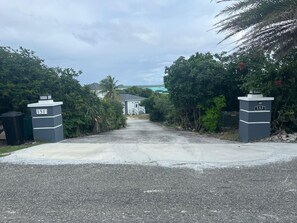 Property grounds - Cozy 1bedroom apt in gorgeous Chalk Sound, w/ water views/access in the backyard (Providenciales)