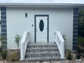 Exterior detail - Cozy 1bedroom apt in gorgeous Chalk Sound, w/ water views/access in the backyard (Providenciales)