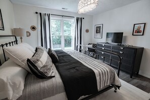 Internet, bed sheets - Swiftie’s Babe Cave is a Taylor-Themed 3BR Retreat Near Downtown Owensboro! (Owensboro)