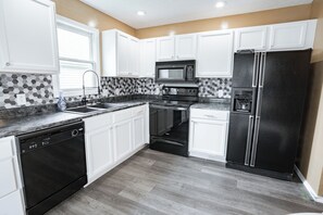 Private kitchen - Swiftie’s Babe Cave is a Taylor-Themed 3BR Retreat Near Downtown Owensboro! (Owensboro)