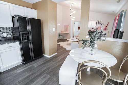 Swiftie’s Babe Cave is a Taylor-Themed 3BR Retreat Near Downtown Owensboro!