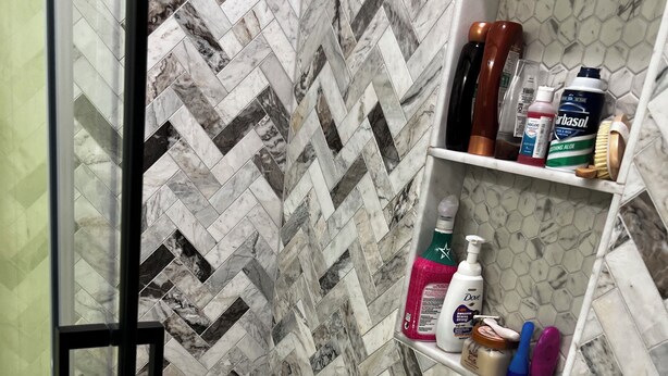A bathroom with a herringbone marble floor, a wooden stool, and a shelf with toiletries. - Fiesta !-Fantastic 1-bedroom apartment with AC in charming Covington (Covington)