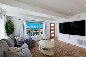 Living area - Nalu House - Ocean View Sauna, Spa & Cold Plunge, Steps to the Beach! (San Diego)