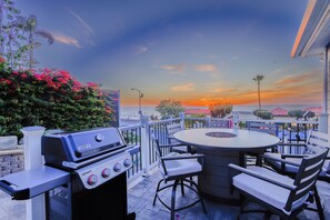 Outdoor dining - Nalu House - Ocean View Sauna, Spa & Cold Plunge, Steps to the Beach! (San Diego)