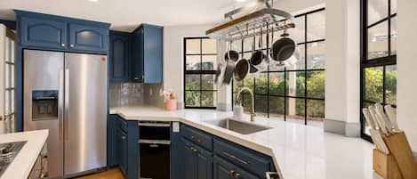 Coffee/tea maker, fridge, microwave, oven