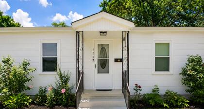 Modern Cozy Cottage Minutes to Lake & Downtown