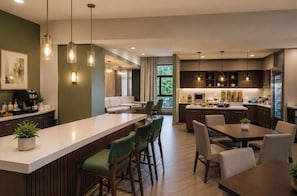 Dining - 2-bedroom hotel suites in brilliant Calgary with fitness room and AC (Calgary)