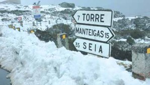Paisaje nevado con señales de tráfico que indican las distancias a Torre, Manteigas y Seia.