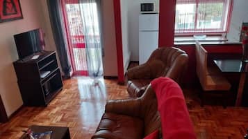 Deluxe Apartment, Balcony, Garden View | Living area