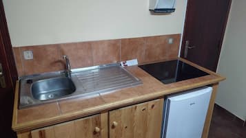 Deluxe Apartment, Balcony, Garden View | Private kitchen