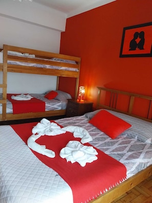 A room with a bunk bed, a single bed with red pillows, and a wall with a framed picture. - Serra da estrela Superior Seia Huge Flats (Seia)