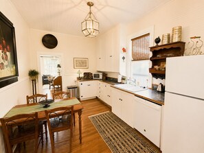 Wasserkocher mit Kaffee-/Teezubehör, Kühlschrank, Mikrowelle, Ofen
