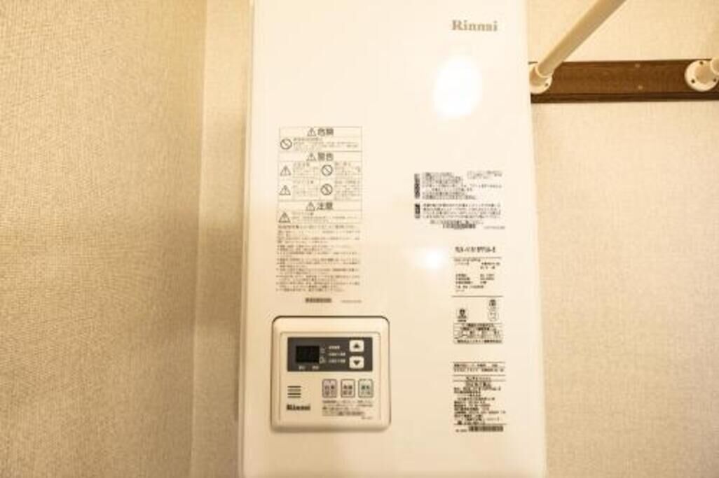 Panel de control con instrucciones y advertencias, probablemente de un electrodoméstico de habitación de hotel.