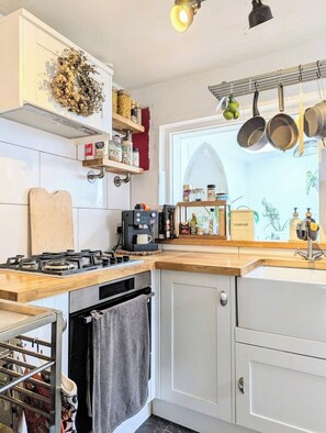 Kühlschrank, Mikrowelle, Herdplatte, Geschirrspüler