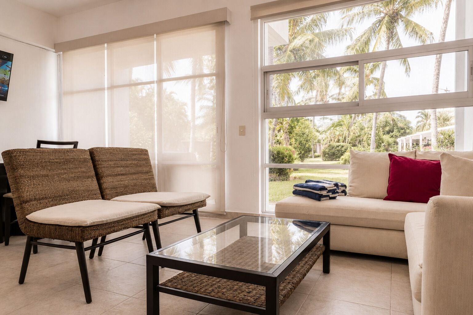 Departamento Deluxe, vista al jardín | Área de sala de estar