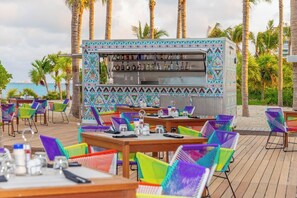 Outdoor dining - Luxury Studio Beachfront Resort in Cancún with high end amenities (Cancún)
