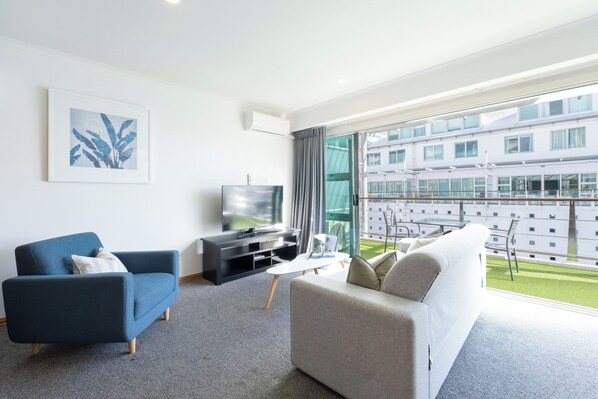 Smart TV, books - Modern Apartment by Auckland Ferry Terminal (Auckland City)