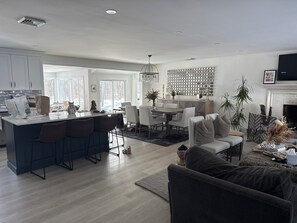 Interior - Open layout 3-bedroom home in Fairfield. Serene backyard, fireplaces, hot tub. (Fairfield)