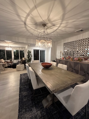 Dining - Open layout 3-bedroom home in Fairfield. Serene backyard, fireplaces, hot tub. (Fairfield)