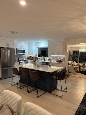 Private kitchen - Open layout 3-bedroom home in Fairfield. Serene backyard, fireplaces, hot tub. (Fairfield)