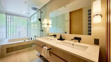 Deluxe Villa, Garden View | Bathroom | Towels