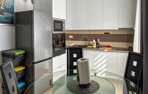 Wasserkocher mit Kaffee-/Teezubehör, Kühlschrank, Mikrowelle, Ofen